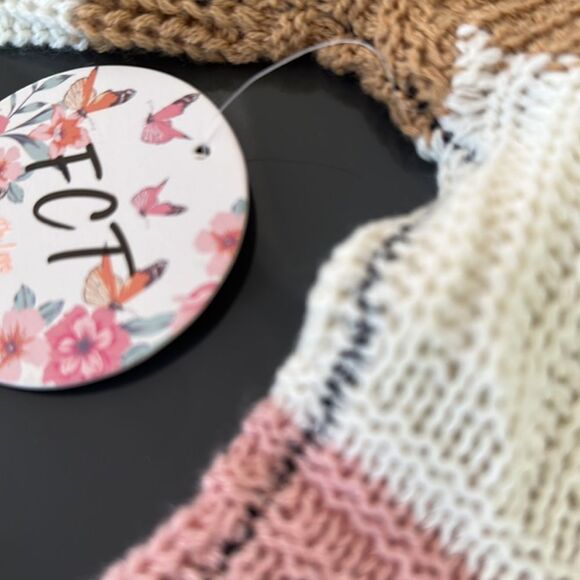 NWT-FULL CIRCLE TRENDS SWEATER - Picture 5 of 9